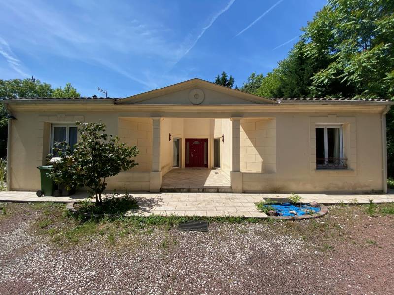 Transformation d’une maison d’habitation en cabinet de kinésithérapie à Villenave d’Ornon près de Bordeaux.